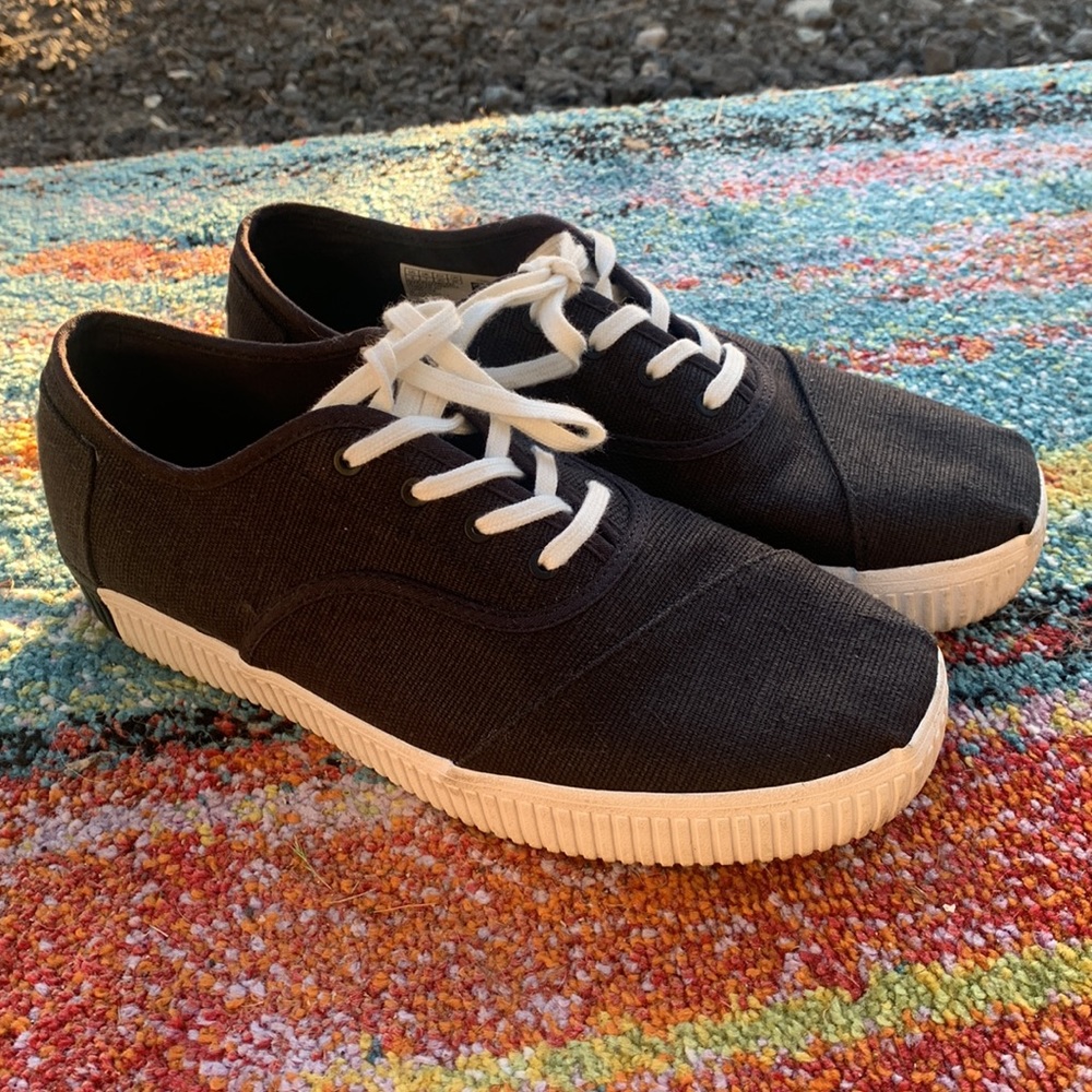 Tom’s black white contrast wedge canvas sneakers lace up top 9 like new sporty